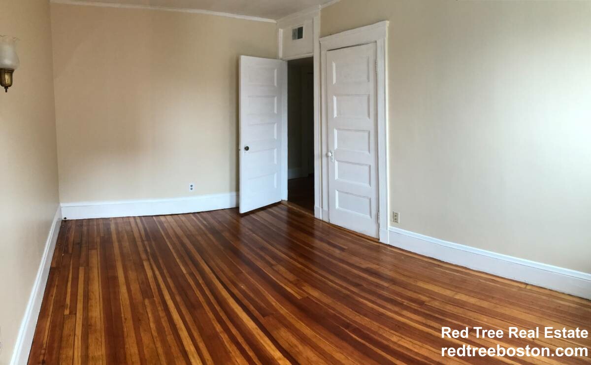 3 bed, 1 bath apartment for rent at 26 Linden Pl, Brookline Village — photo 6 of 9