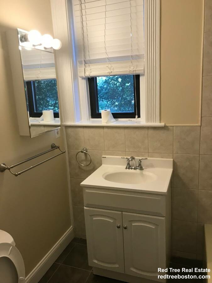 3 bed, 1 bath apartment for rent at 26 Linden Pl, Brookline Village — photo 9 of 9