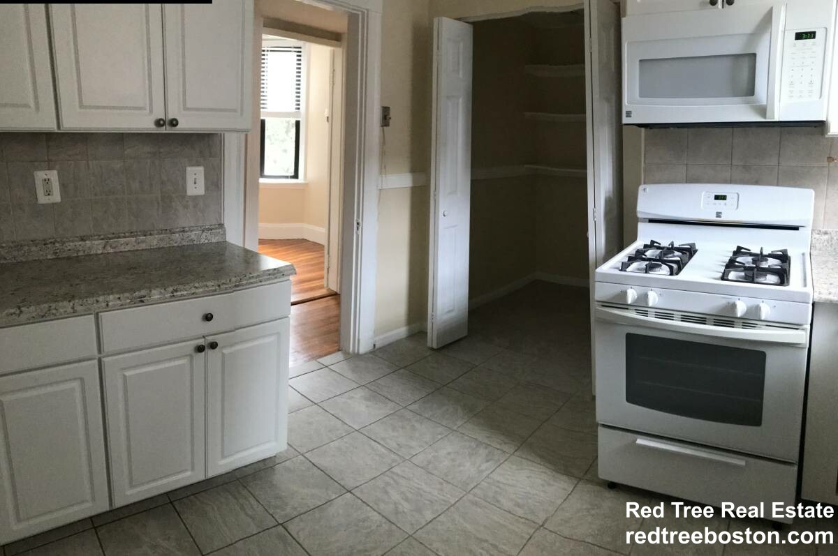 3 bed, 1 bath apartment for rent at 26 Linden Pl, Brookline Village — photo 4 of 9
