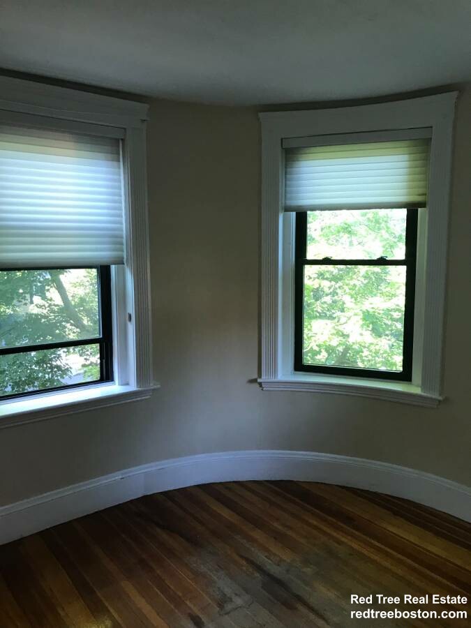 3 bed, 1 bath apartment for rent at 26 Linden Pl, Brookline Village — photo 8 of 9