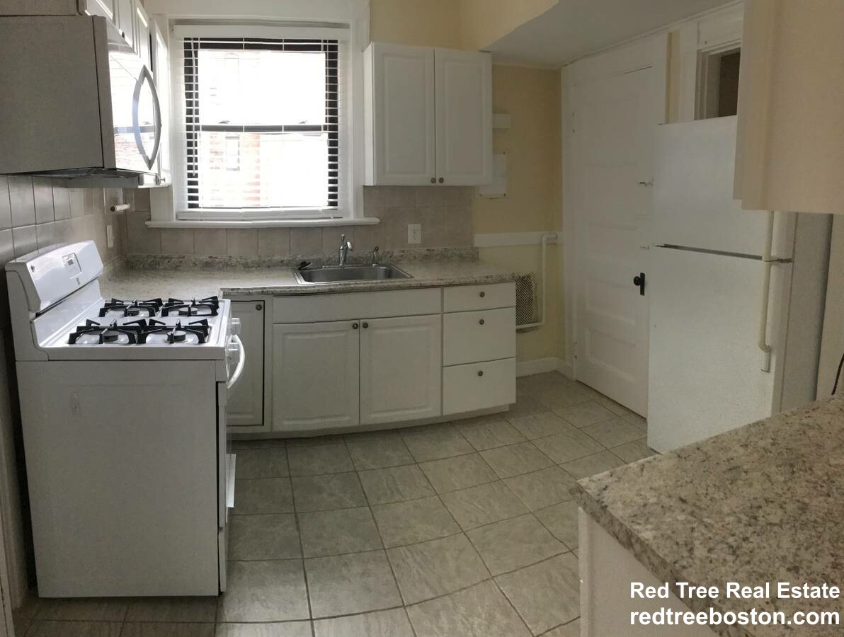 3 bed, 1 bath apartment for rent at 26 Linden Pl, Brookline Village — photo 3 of 9