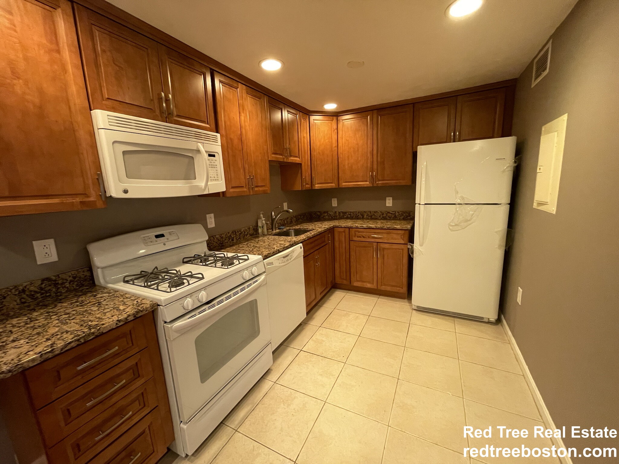 2 bed, 2 bath apartment for rent at 1212 Vfw Pkwy Unit 17A, West Roxbury — photo 4 of 13