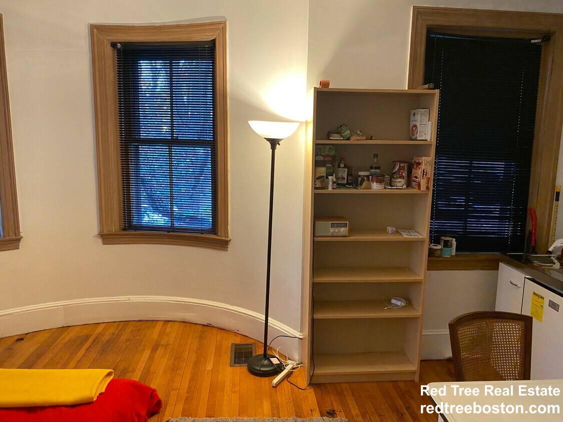 Studio bed, 1 bath apartment for rent at 70 Mount Vernon St, Cambridge — photo 2 of 4