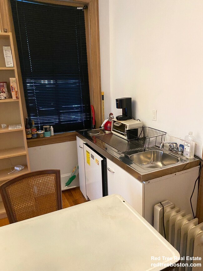Studio bed, 1 bath apartment for rent at 70 Mount Vernon St, Cambridge — photo 3 of 4