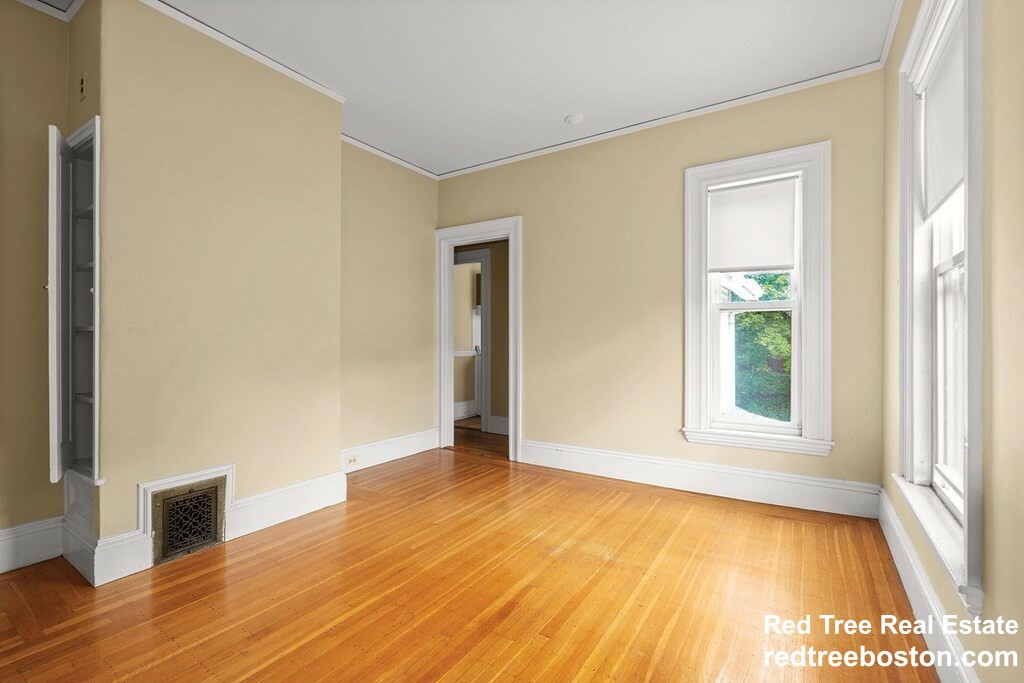 4 bed, 1 bath apartment for rent at 510 Watertown St Unit 2, Nonantum