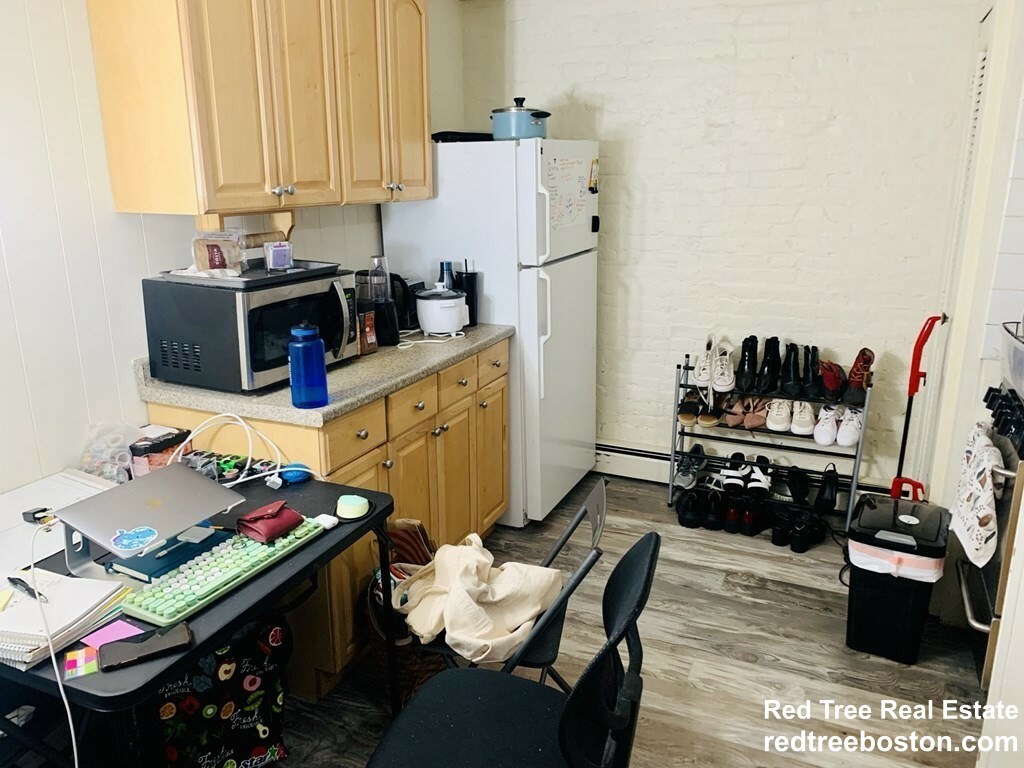 1 bed, 1 bath apartment for rent at 27 Bay State Rd Unit 1F, Fenway — photo 4 of 5