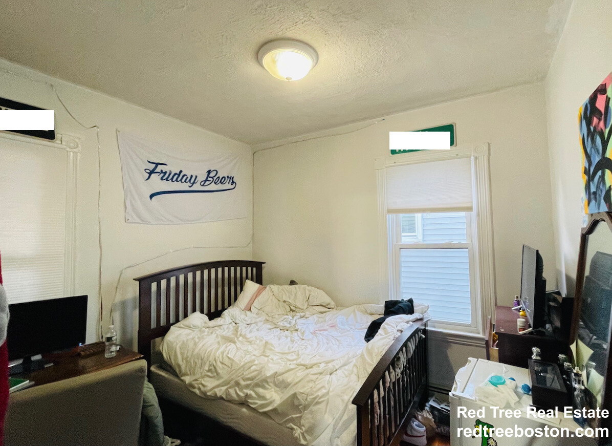 4 bed, 1 bath apartment for rent at 30 Darling St Unit 3, Mission Hill — photo 3 of 9