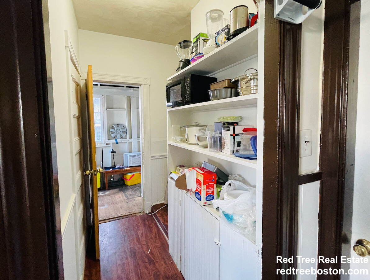 4 bed, 1 bath apartment for rent at 30 Darling St Unit 3, Mission Hill — photo 4 of 9