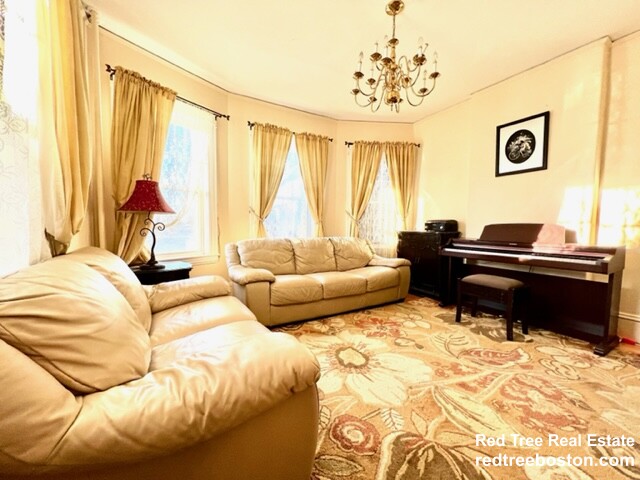 24 Middle St, Nonantum