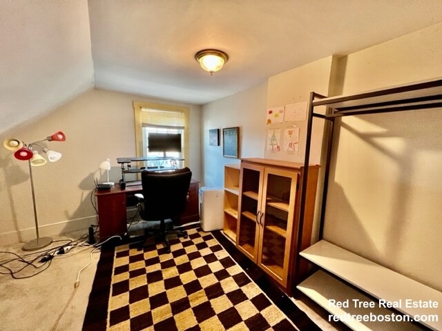 24 Middle St, Nonantum