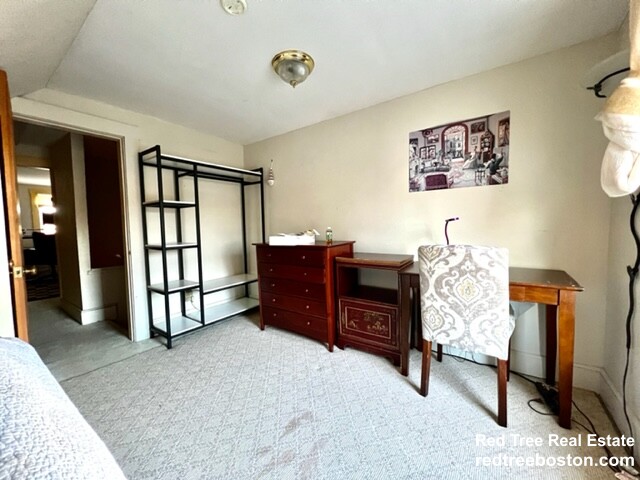 24 Middle St, Nonantum