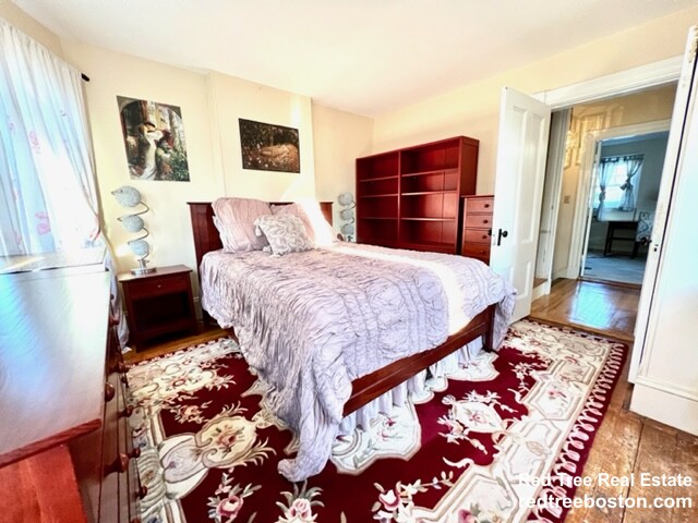 24 Middle St, Nonantum