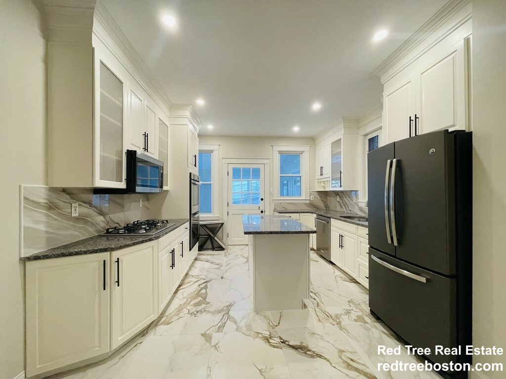 5 bed, 4+ bath apartment for rent at 28 Wolcott Rd Unit 0, Chestnut Hill — photo 8 of 39