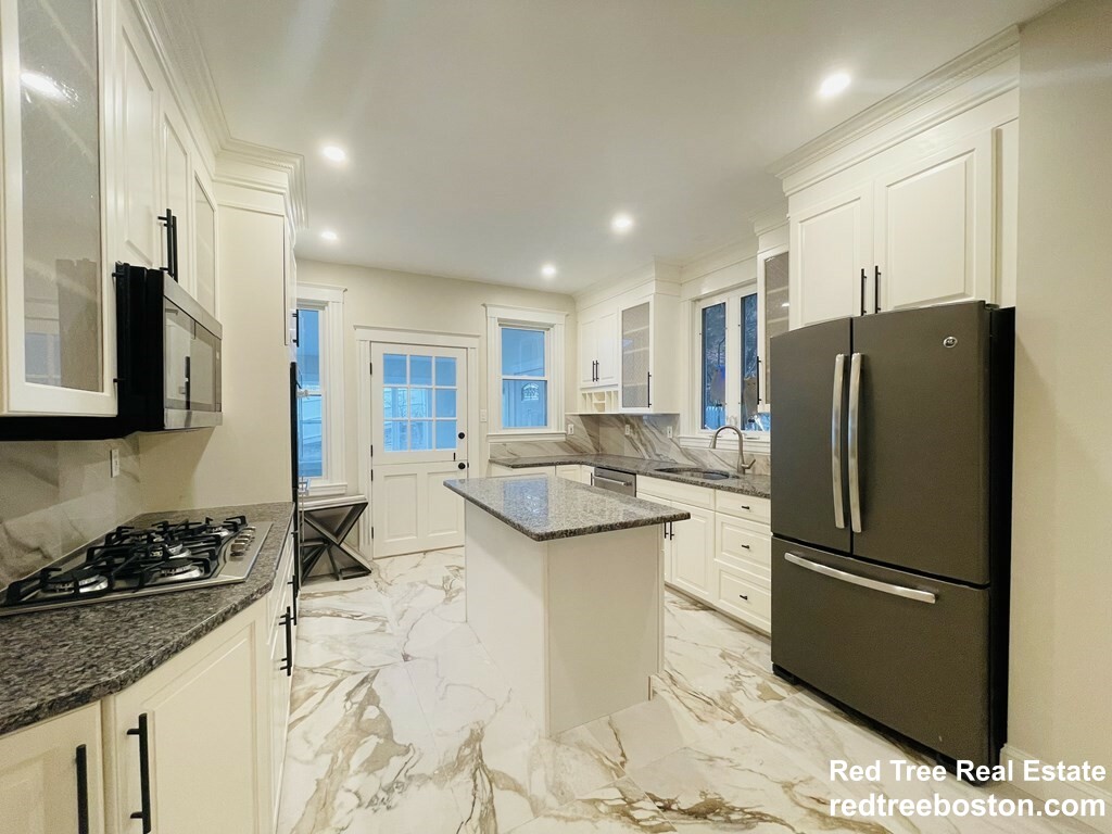 5 bed, 4+ bath apartment for rent at 28 Wolcott Rd Unit 0, Chestnut Hill — photo 7 of 39