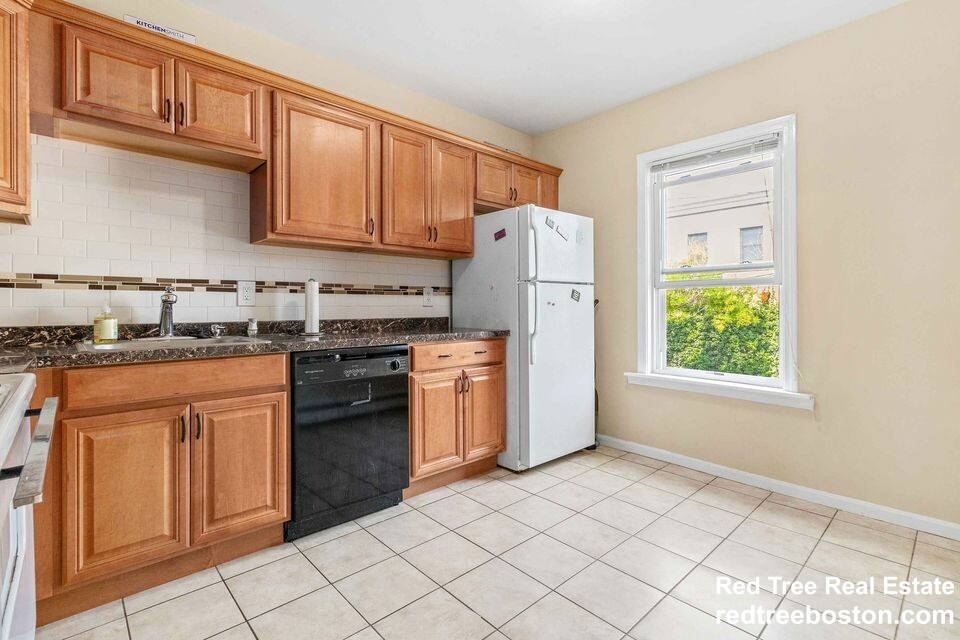 3 bed, 2 bath apartment for rent at 17 Aspinwall Ave Unit 2, Brookline — photo 3 of 8