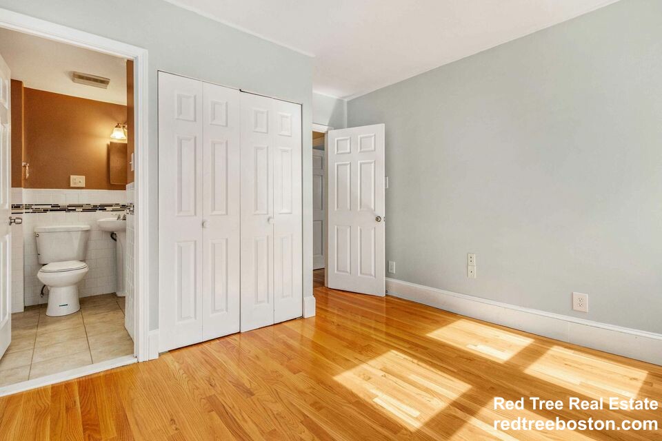 3 bed, 2 bath apartment for rent at 17 Aspinwall Ave Unit 2, Brookline — photo 5 of 8