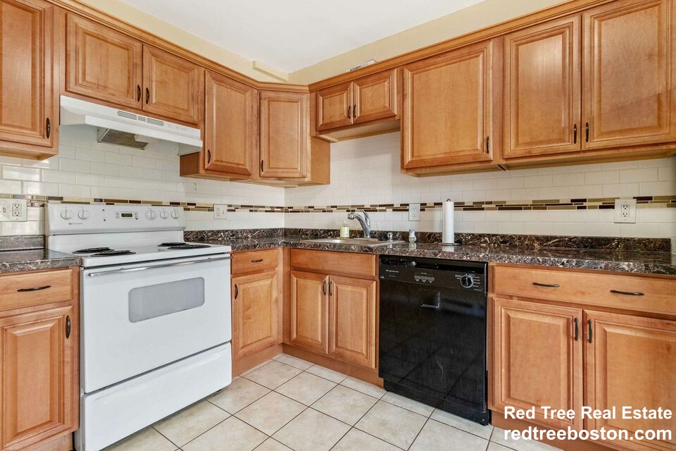 3 bed, 2 bath apartment for rent at 17 Aspinwall Ave Unit 2, Brookline — photo 2 of 8