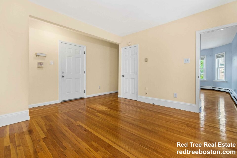 3 bed, 2 bath apartment for rent at 17 Aspinwall Ave Unit 2, Brookline — photo 4 of 8