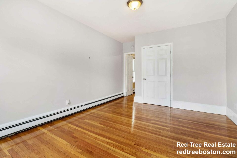 3 bed, 2 bath apartment for rent at 17 Aspinwall Ave Unit 2, Brookline — photo 6 of 8