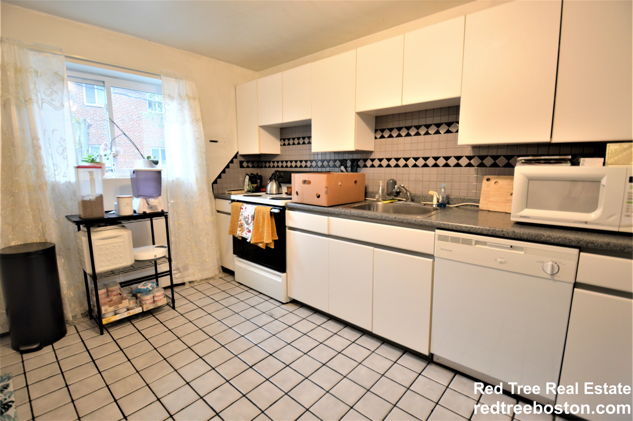 48 Bryon Rd, Chestnut Hill