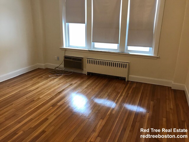 33 Lancaster Tr, Brookline