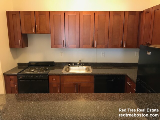 33 Lancaster Tr, Brookline