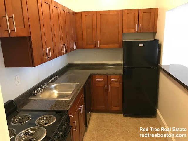 33 Lancaster Tr, Brookline