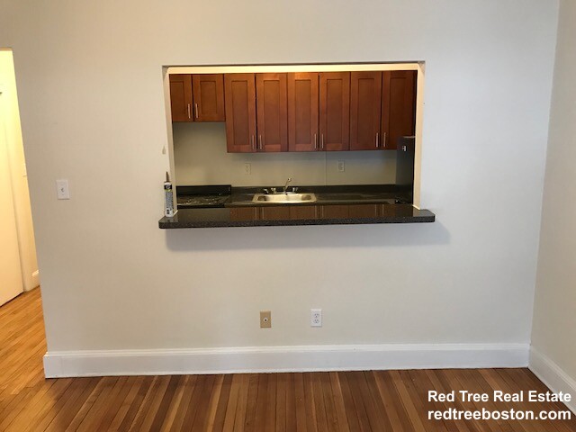 33 Lancaster Tr, Brookline