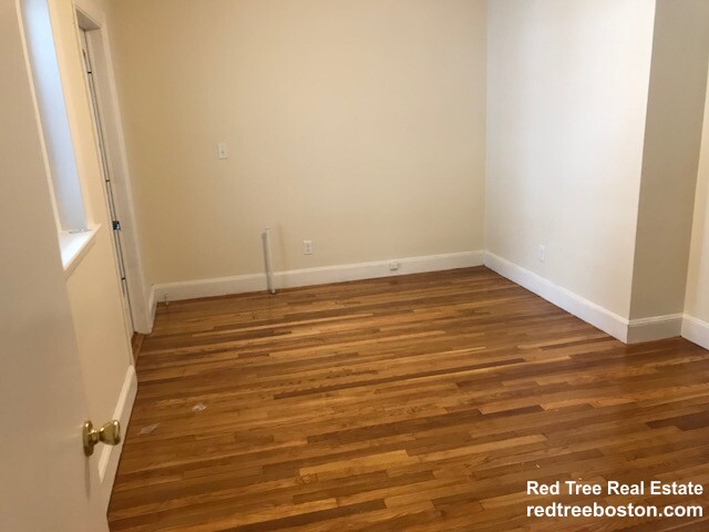33 Lancaster Tr, Brookline