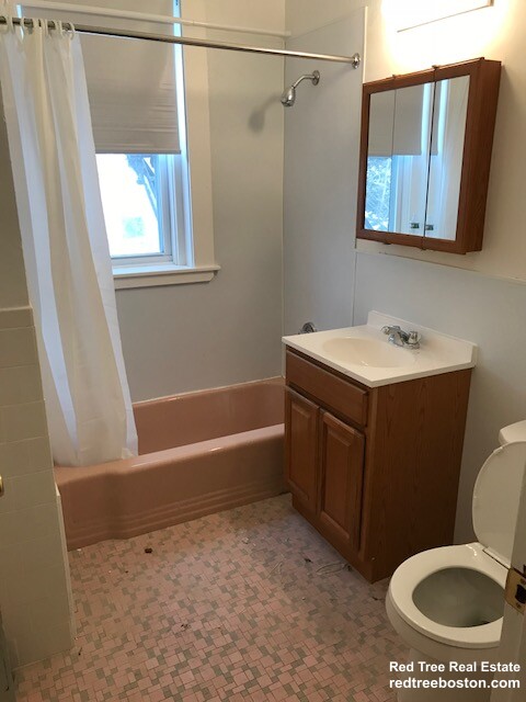 33 Lancaster Tr, Brookline