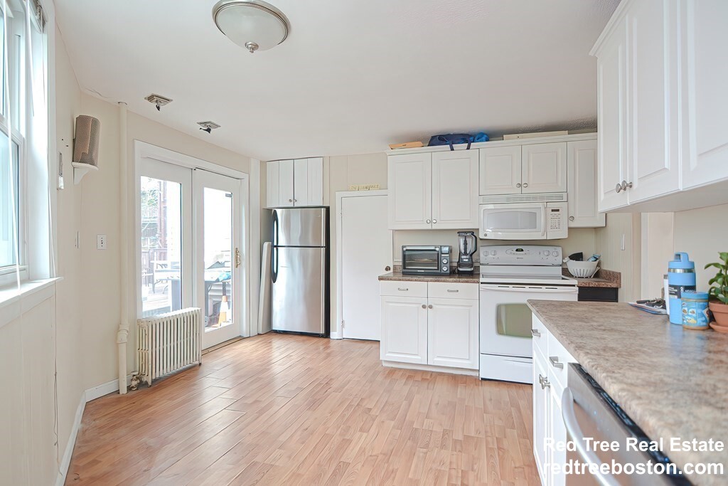 13 Knowlton St, South Boston