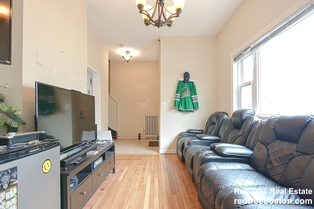 13 Knowlton St, South Boston