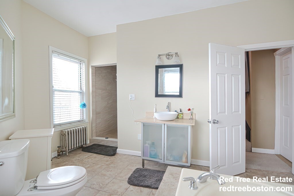 13 Knowlton St, South Boston