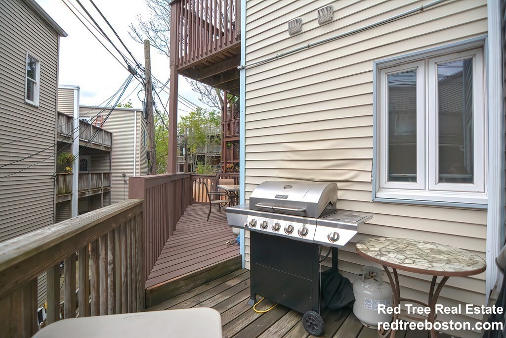 13 Knowlton St, South Boston