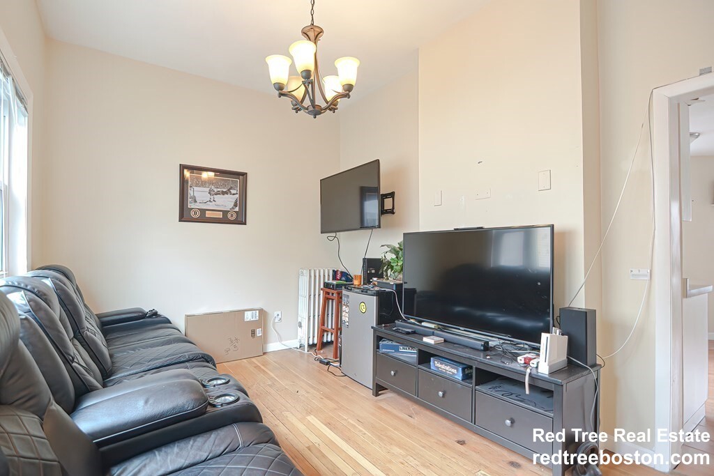 13 Knowlton St, South Boston