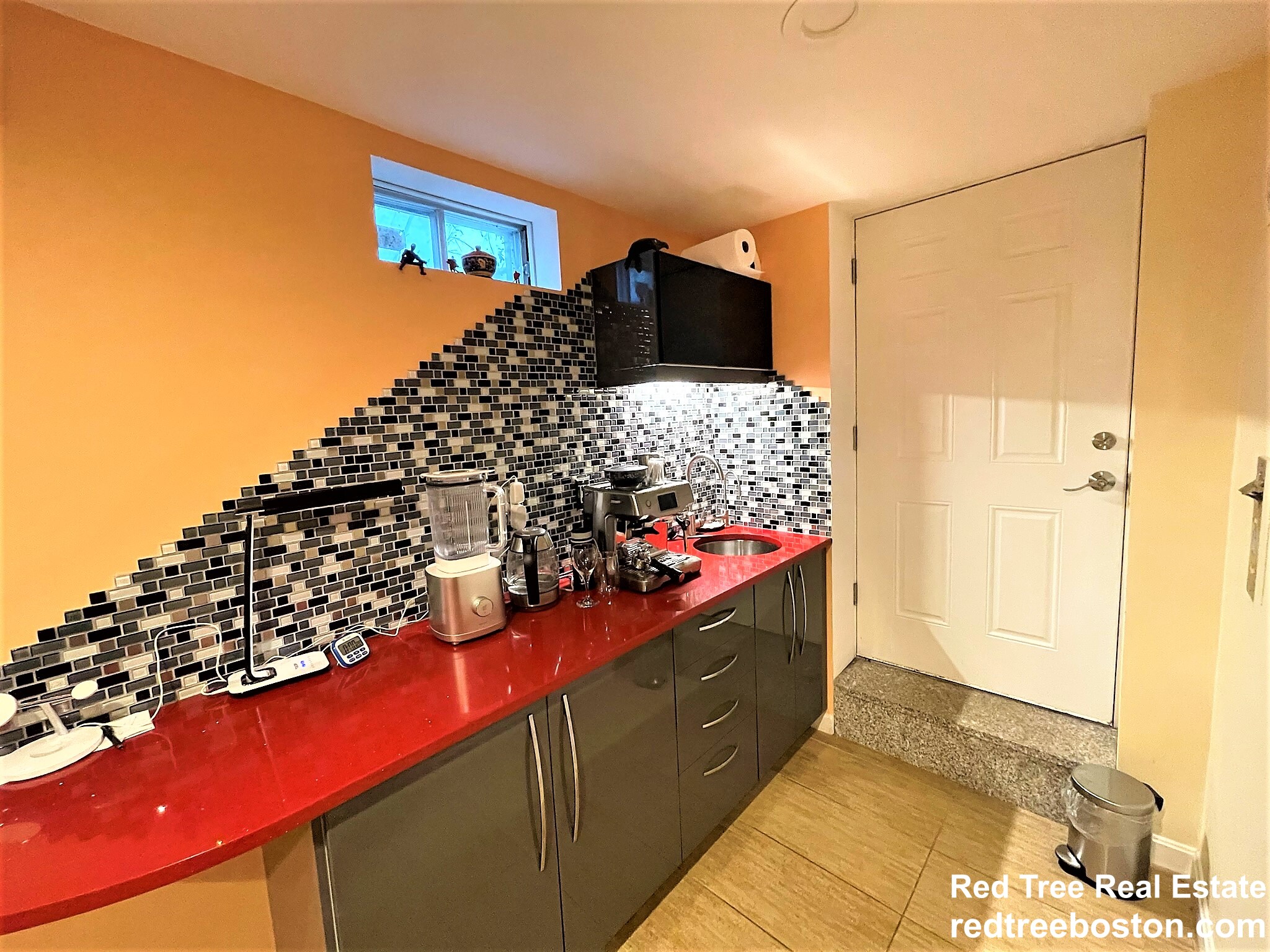 122 Columbia, Newton