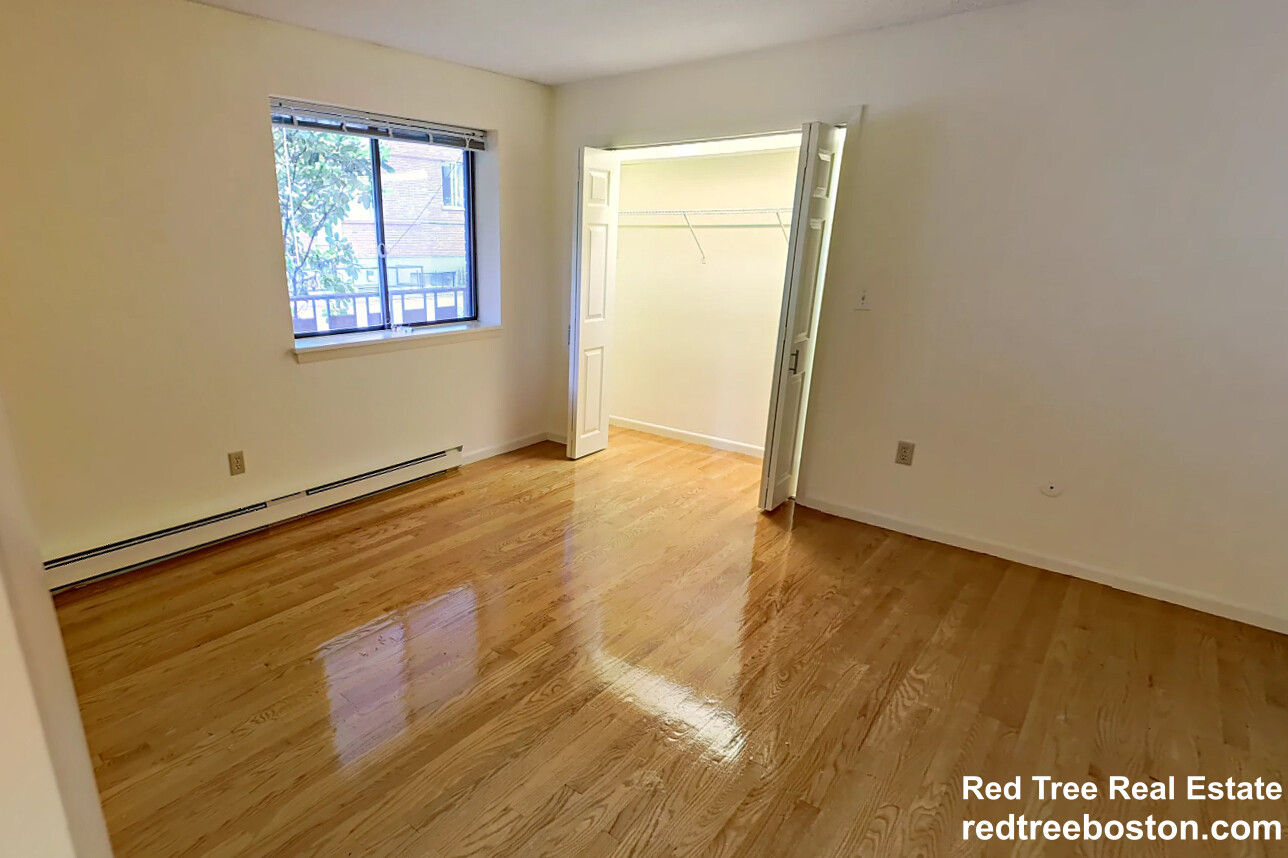 320 Hammond Pond Pkwy, Newton