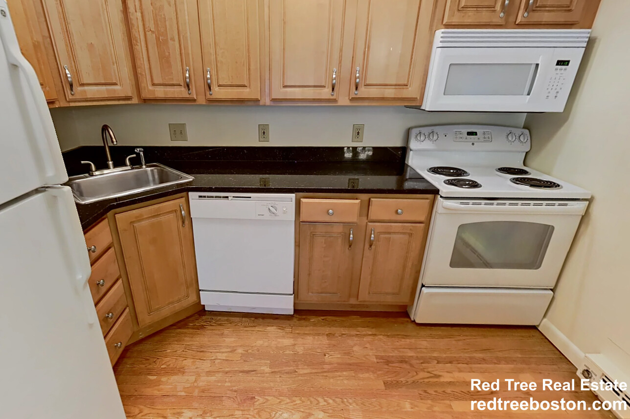 320 Hammond Pond Pkwy, Newton
