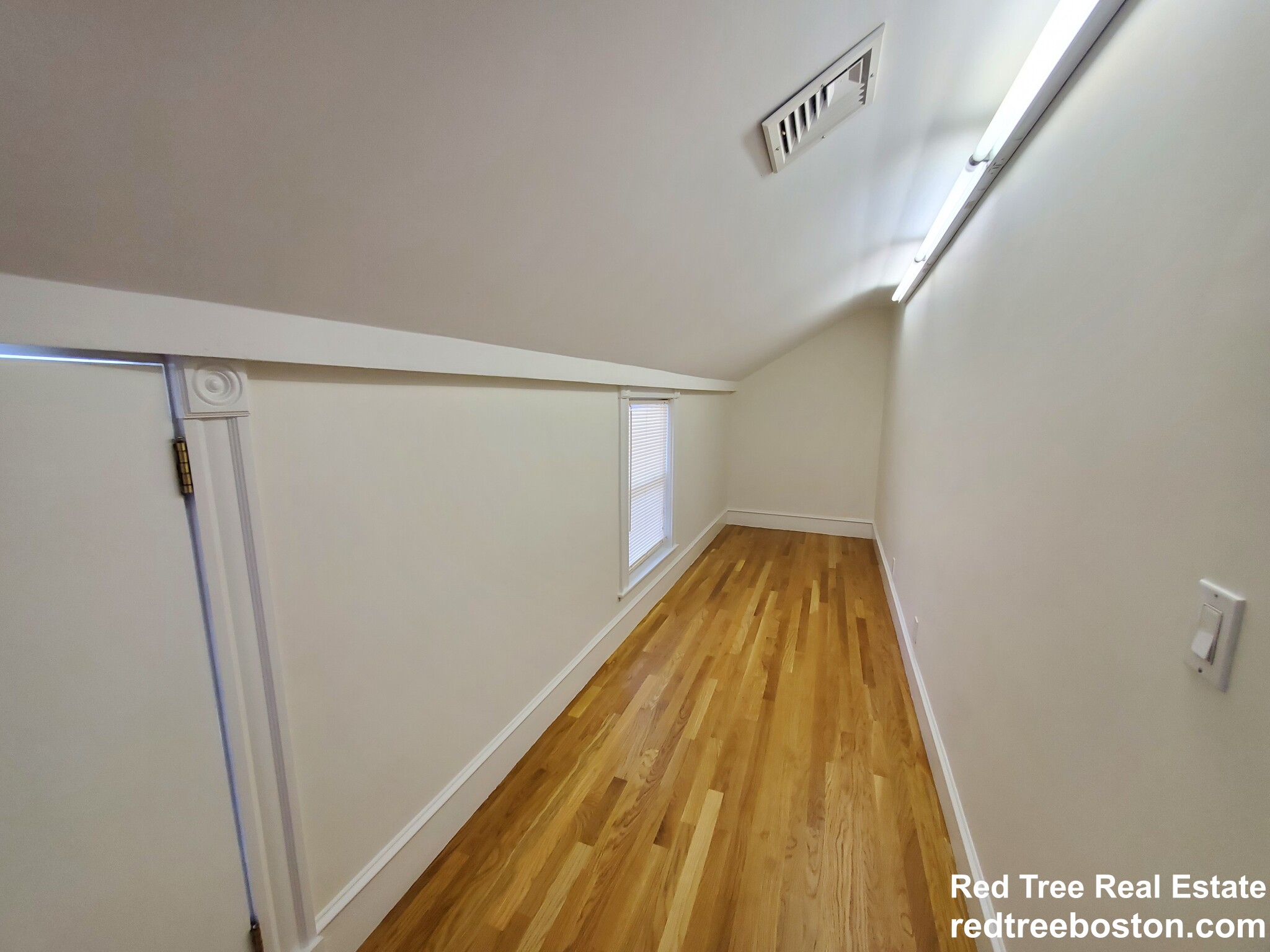 8 White Ave, West End