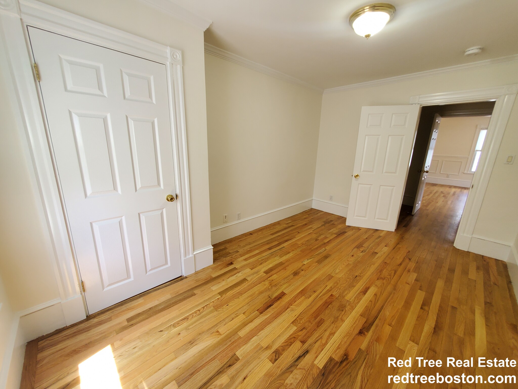 8 White Ave, West End