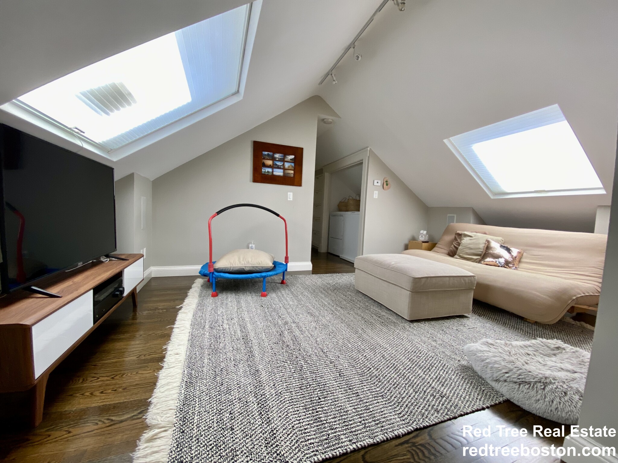 55 Eliot Crescent, Chestnut Hill