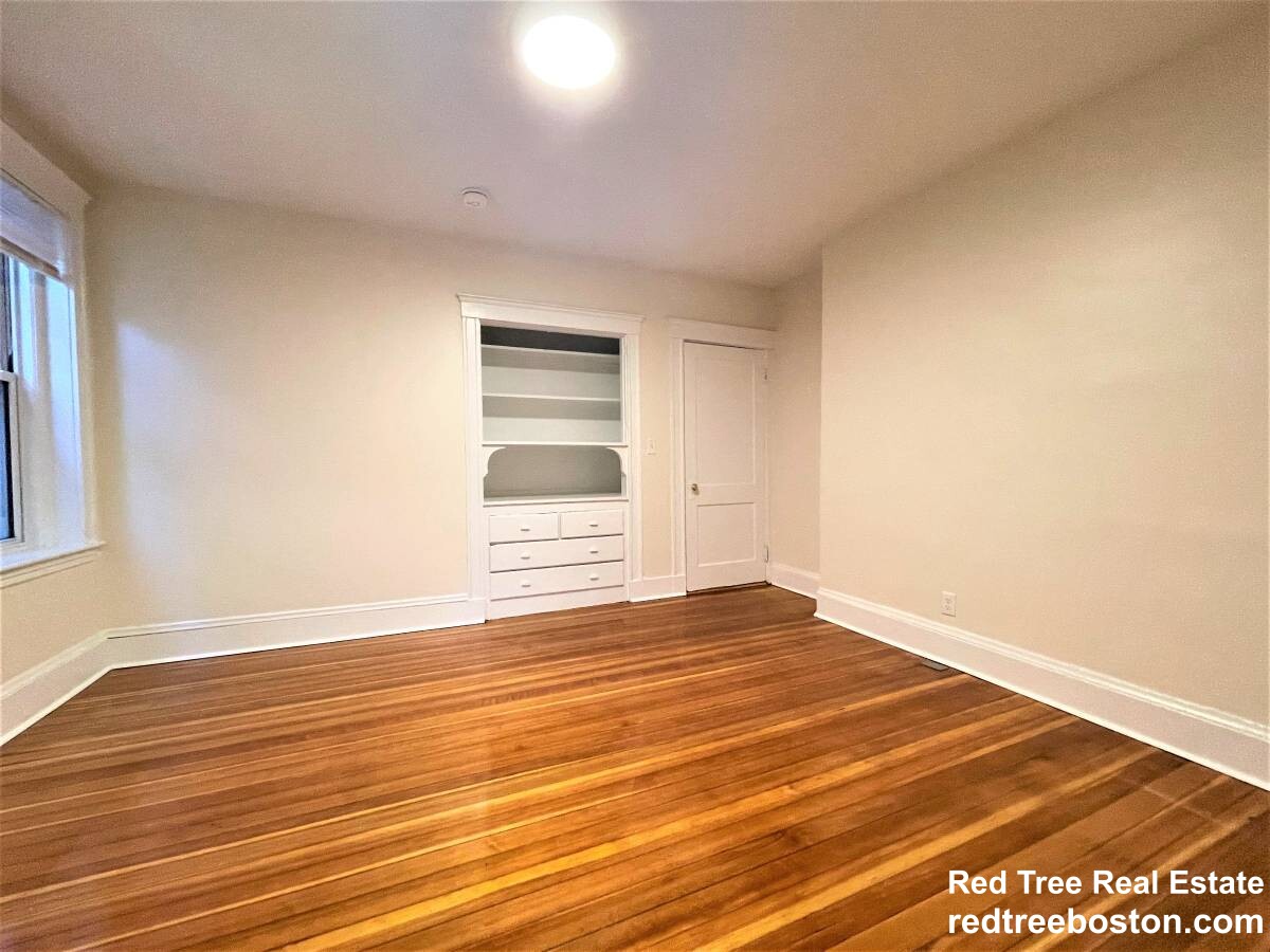 6 Barrows St, Allston