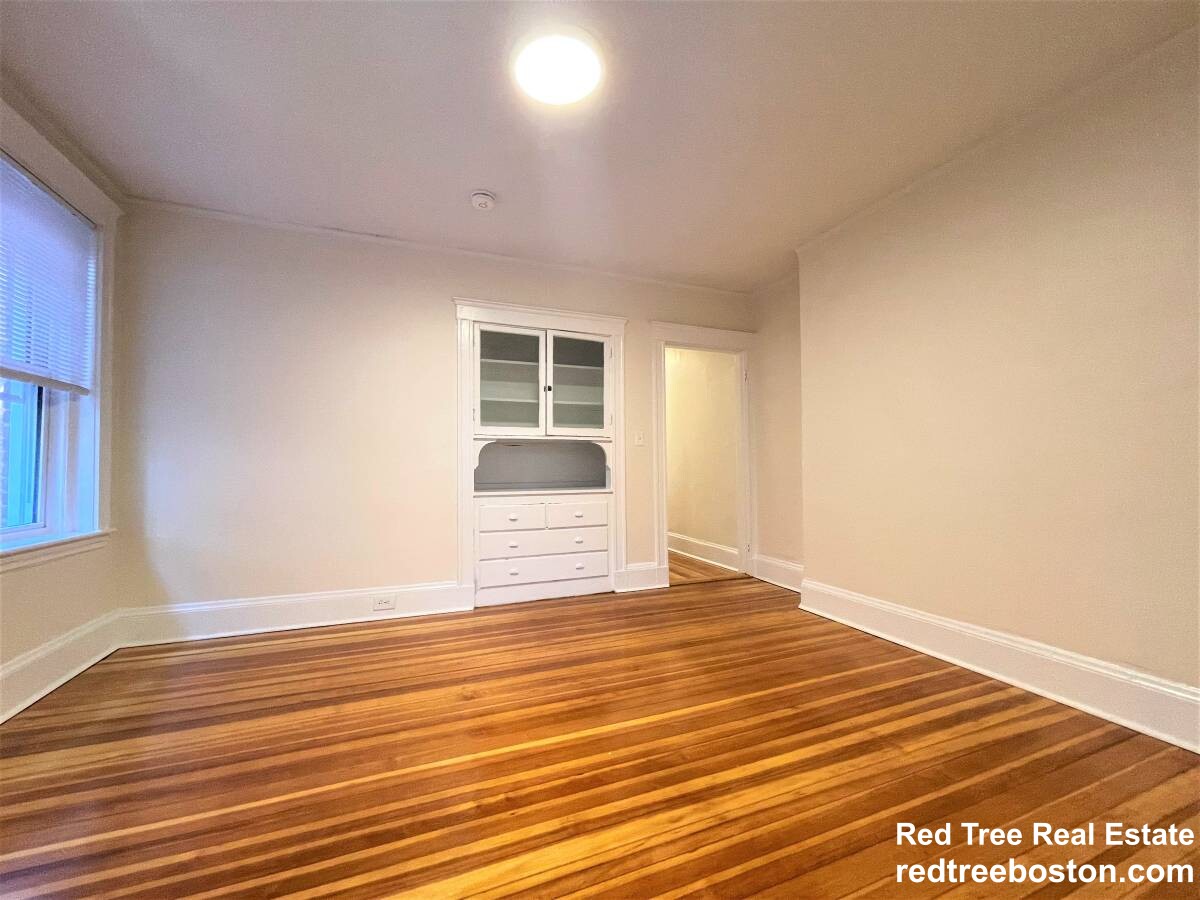 6 Barrows St, Allston