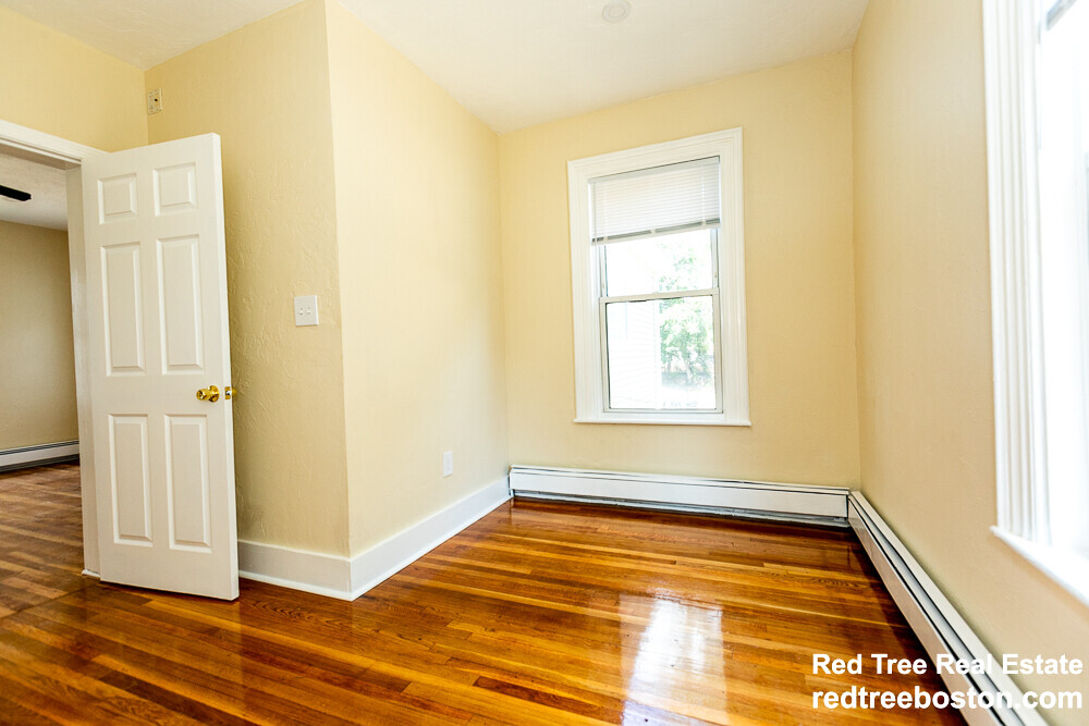 36 Pratt St, Allston