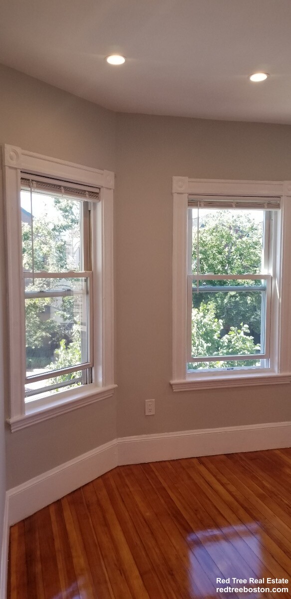 11 Rosemary St, Jamaica Plain