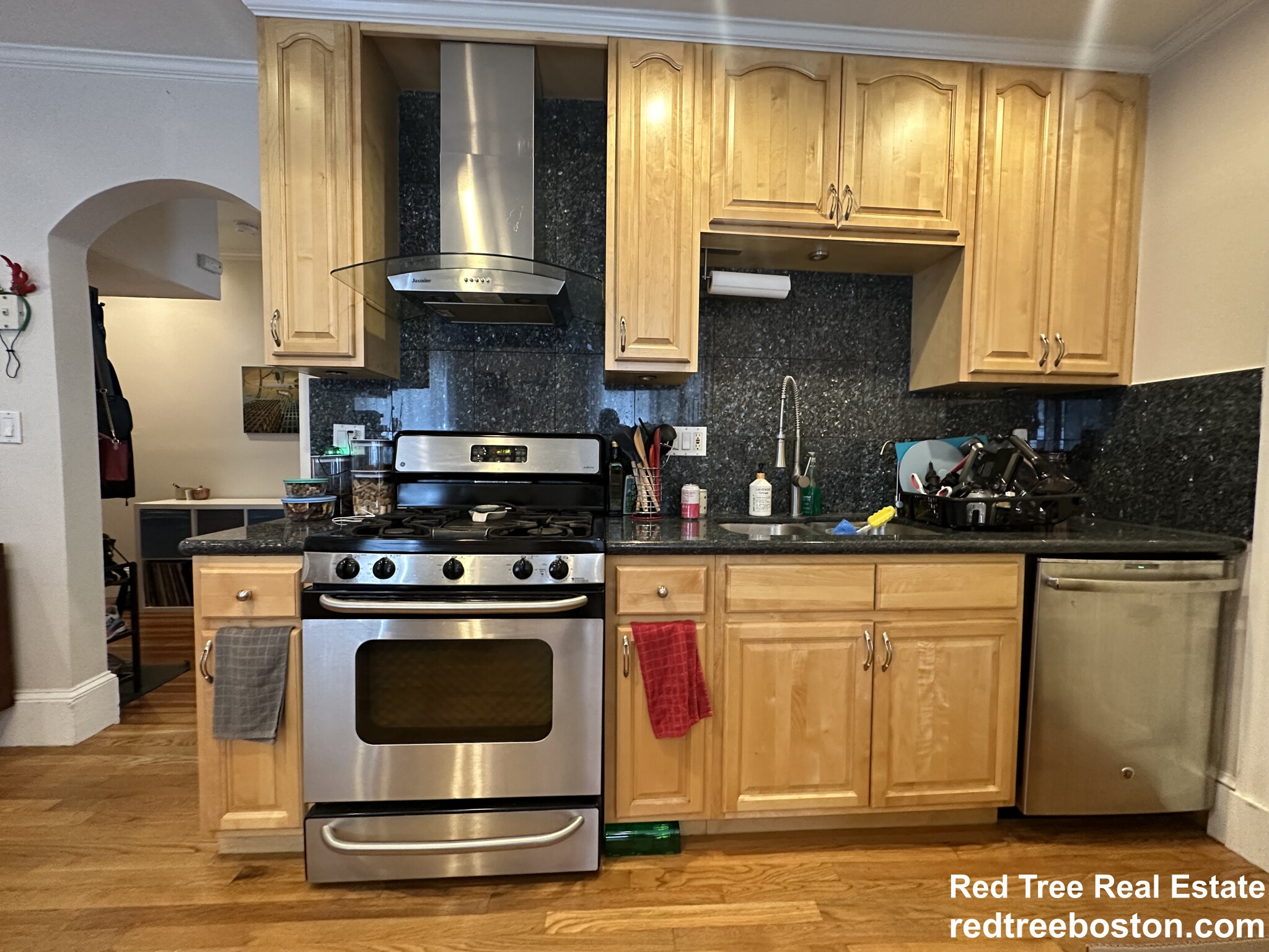 8 White Ave, Chestnut Hill