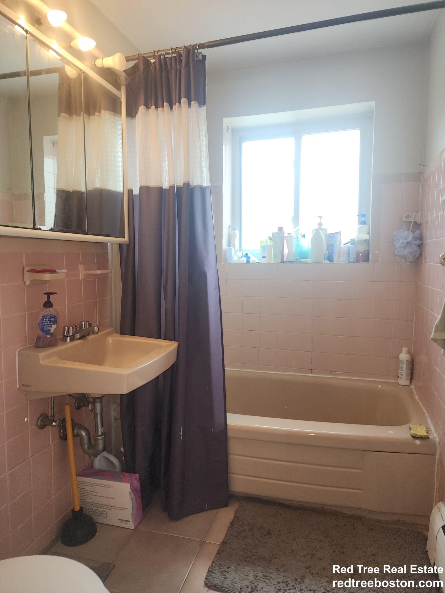 14 Byron Rd, Chestnut Hill