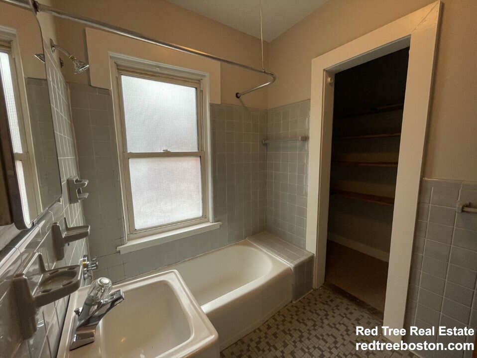 220 Banks St, Central Square