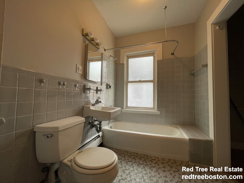 220 Banks St, Central Square