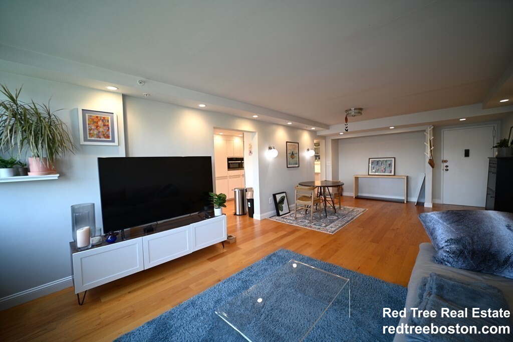 1731 Beacon St, Washington Square